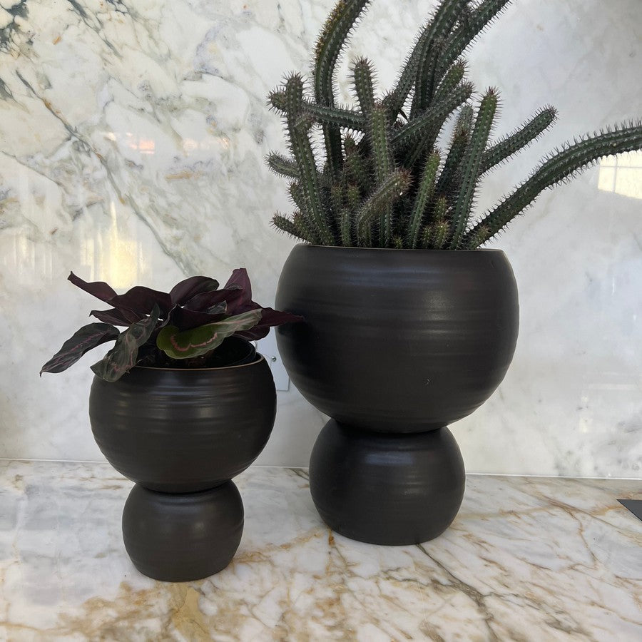 Spherical plant pot