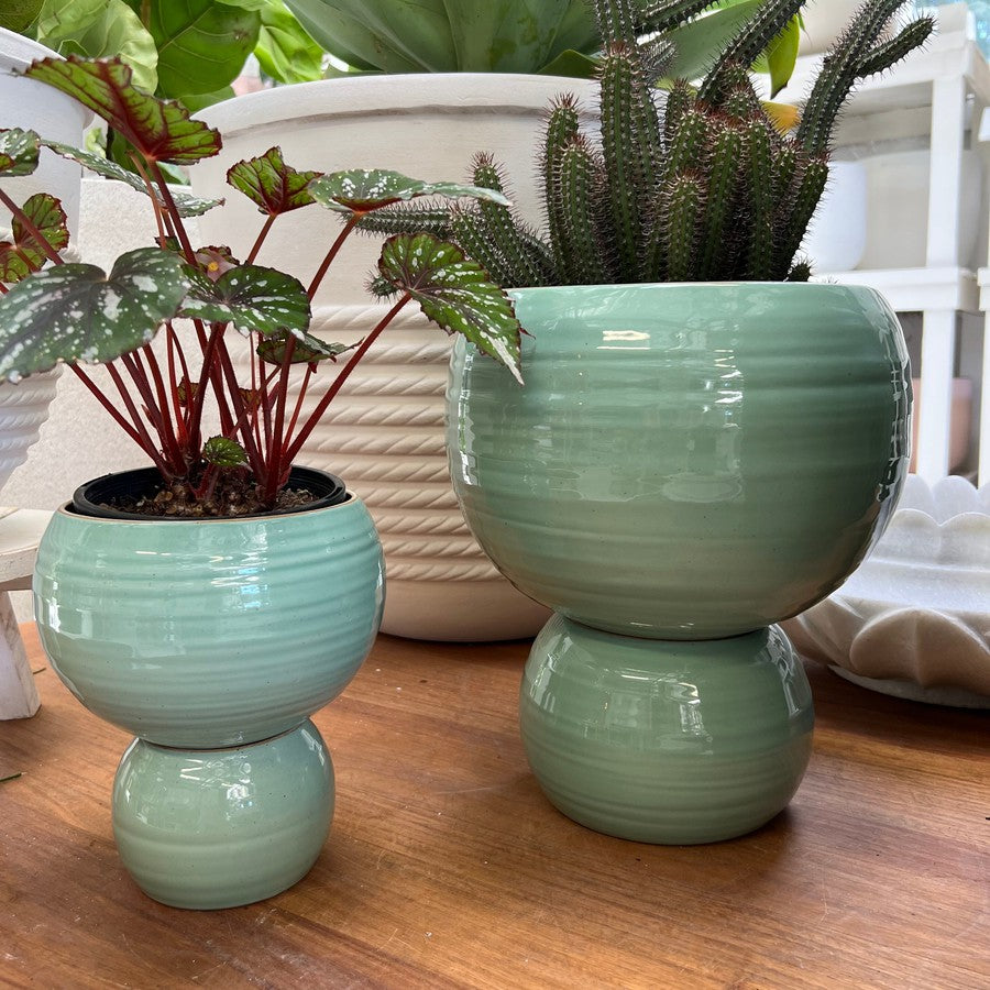 Spherical plant pot