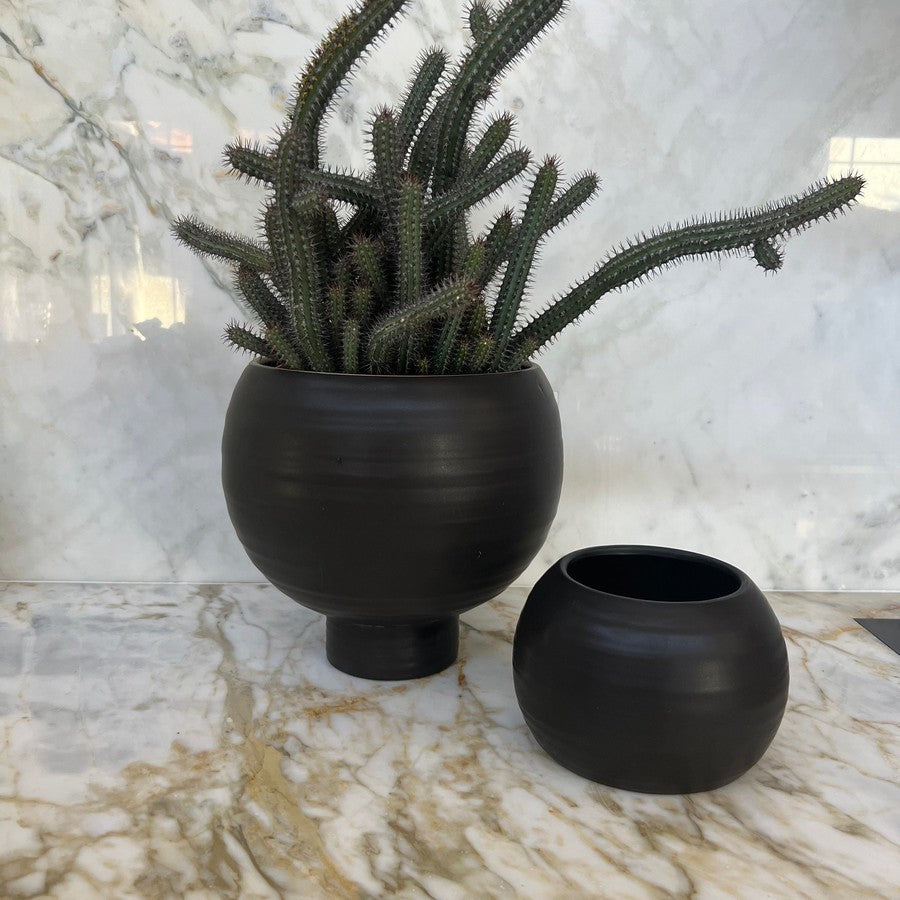 Spherical plant pot